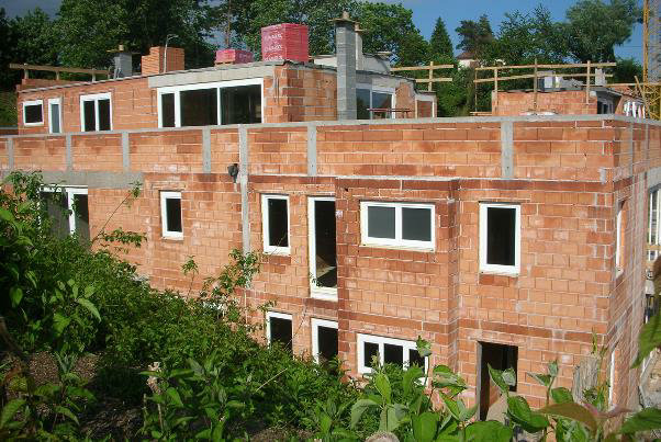 Bild 7-08: Wohnhausanlage – Ziegelrohbauten mit Normalmauermörtel