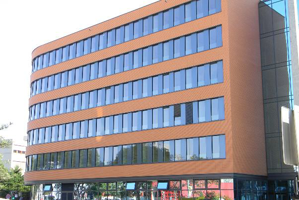 Bild 7-53: Bürogebäude mit vorgehängter hinterlüfteter Tonziegelfassade
